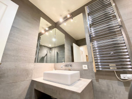 Location
Beautiful Apartment with Balcony Close to La Madeleine Church (loyer tout inclus)