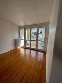 
                                                                                        Location
                                                                                         Bel appartement 4 pièces 72m² avec loggia