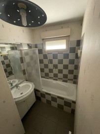 
                                                                                        Location
                                                                                         Bel appartement T3 dans résidence avec parking.