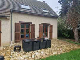 
                                                                                        Location
                                                                                         Belle maison individuelle avec du terrain!