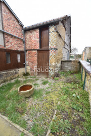 
                                                                                        Location
                                                                                          Bourg de Canisy