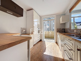
                                                                                        Vente
                                                                                         CENTRE-VILLE DE SAINT-LÔ, Appartement triplex, 4 chambres 