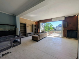 
                                                                                        Vente
                                                                                         Centre-ville – Grand appartement avec terrasse et parking  – Fort potentiel