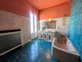 
                                                                                        Vente
                                                                                         Centre-ville – Grand appartement avec terrasse et parking  – Fort potentiel