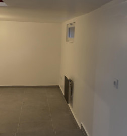 
                                                                                        Location
                                                                                         Centre ville  proche mairie ecole , college, lycée