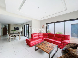 
                                                                                        Vente
                                                                                         CENTRE VILLE SAINT LO - MAISON D'ARCHITECTE 