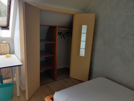 
                                                                                        Colocation
                                                                                         Chambre à l'étage d'une maison jouxtant le parc