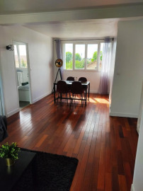 
                                                                                        Colocation
                                                                                         Chambre dans un appartement chaleureux avec salon et salle à manger partagés (loyer tout inclus)