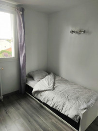 
                                                                                        Colocation
                                                                                         Chambre dans un appartement chaleureux avec salon et salle à manger partagés (loyer tout inclus)