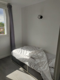 
                                                                                        Colocation
                                                                                         Chambre dans un appartement chaleureux avec salon et salle à manger partagés (loyer tout inclus)