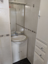 
                                                                                        Colocation
                                                                                         Chambre dans un appartement chaleureux avec salon et salle à manger partagés (loyer tout inclus)