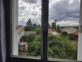 
                                                                                        Colocation
                                                                                         Chambre dans un appartement chaleureux avec salon et salle à manger partagés (loyer tout inclus)
