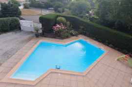 
                                                                                        Location
                                                                                         Charmant appartement avec piscine chauffée