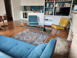 Location
Charmant appartement rénové donnant sur jardin privé, au calme - 50m Notre dame - 1 chambre séparée, 1 salon, 1 bureau (loyer tout inclus)
