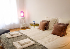 Location
Charmant grand 2 pièces 65m2 center5 min de la plage 1 chambre séparée (loyer tout inclus)