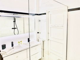 Location
Charmant grand 2 pièces 65m2 center5 min de la plage 1 chambre séparée (loyer tout inclus)
