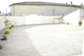 
                                                                                        Location
                                                                                         Charmante maison de village