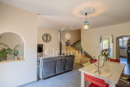 
                                                                                        Vente
                                                                                         Charmante maison de village, cours privatives