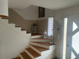 Location
Charmante maison meublée, idéale pour une famille (loyer tout inclus)