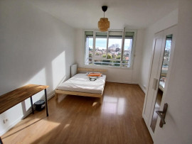 
                                                                                        Colocation
                                                                                         Colocation dans une grande chambre