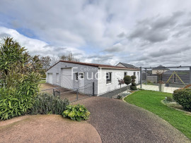 
                                                                                        Vente
                                                                                         CONDE SUR VIRE maison avec hangar 