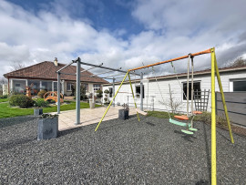 
                                                                                        Vente
                                                                                         CONDE SUR VIRE maison avec hangar 