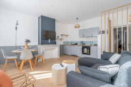 
                                                                                        Location
                                                                                         Cosy Davso*