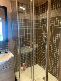 Location
Cosy refurbished one bedroom apartment (loyer tout inclus)