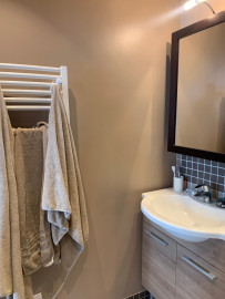 Location
Cosy refurbished one bedroom apartment (loyer tout inclus)