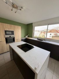 
                                                                                        Location
                                                                                         Coup de cœur : T3 Meublé - Rénovation récente, très lumineux et au calme. Place de parking privée