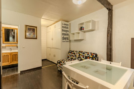 Location
Cozy 2-Room Apartment in Le Marais district (loyer tout inclus)