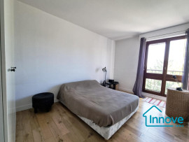 
                                                                                        Vente
                                                                                         Dernier étage, appartement 109 m² 3/4 chbres centre ville