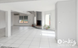 
                                                                                        Vente
                                                                                         dernier étage possibilité 2 logments indépenants