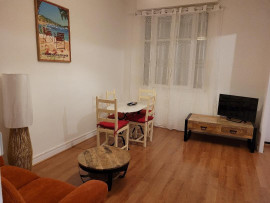 
                                                                                        Location
                                                                                         Desservi par transports en commun, quartier Port