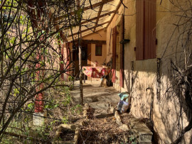 Vente
Deux maisons en pierre à rénover, un hangar et p
