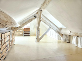 
                                                                                        Vente
                                                                                         Duplex atypique en dernier étage