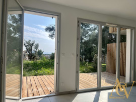 
                                                                                        Vente
                                                                                         Duplex T4 esprit maison avec jardin- LA CIOTAT
