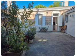 
                                                                                        Location
                                                                                         Echoppe de 40m² meublée refaite à neuf
