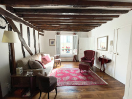 Location
Elegant 2-Bedroom Apartment in a Prime Location close to Place des Vosges (loyer tout inclus)