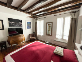 Location
Elegant 2-Bedroom Apartment in a Prime Location close to Place des Vosges (loyer tout inclus)