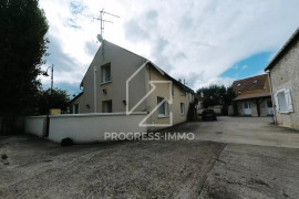 
                                                                                        Vente
                                                                                         Ensemble Immobilier de 10 Logements et 1 Entrepôt au Centre-ville