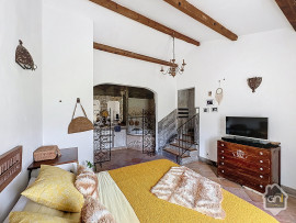 
                                                                                        Vente
                                                                                         Entre Alpilles et Luberon, Mas d'exception.