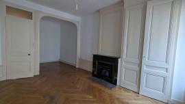 
                                                                                        Location
                                                                                         F2+2 alcoves, métro SaxeGambetta, 62m2, charme