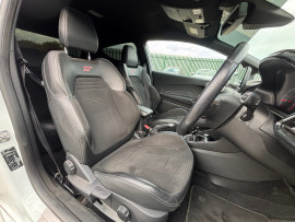 
                                                                                        Voiture
                                                                                         Ford Fiesta ST-3