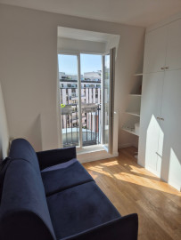 Location
Fully renovated top floor studio with small balcony (loyer tout inclus)