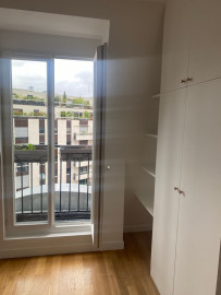 Location
Fully renovated top floor studio with small balcony (loyer tout inclus)