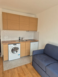 Location
Fully renovated top floor studio with small balcony (loyer tout inclus)