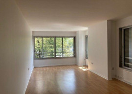 
                                                                                        Location
                                                                                         Grand appartement 2 pièces à Paris XVII