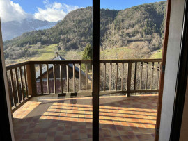 
                                                                                        Location
                                                                                         Grand appartement accueillant en maison tranquille