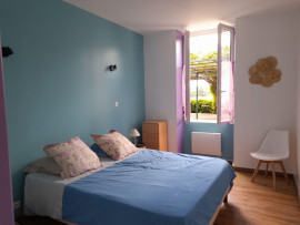 
                                                                                        Location
                                                                                         Grand appartement meublé rive droite de Bordeaux.